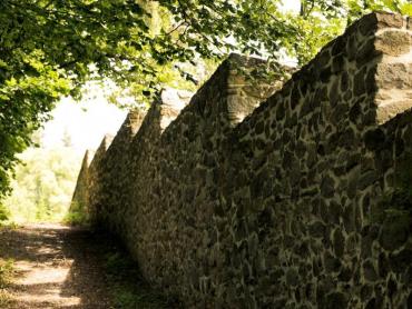 kamenné zdi v parku