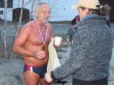 Adventní koupání v jezírku