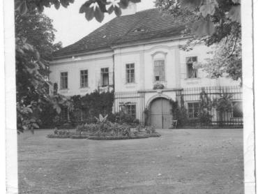 zámek z návsi s květinovým záhonem (40.léta)