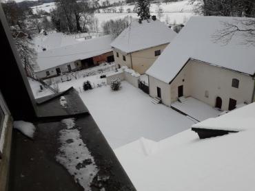 pohled na kostel a okolí z věže
