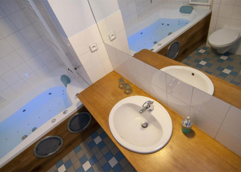 Wellness studio s masážní a perličkovou vanou pro dva