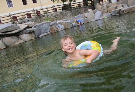 Koupací jezírko v areálu HolidayPark Mlázovy