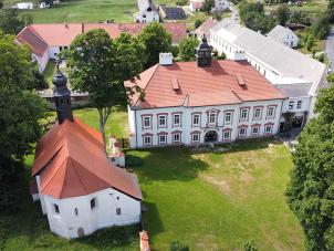 areál z dronu